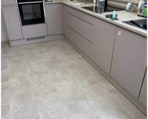 Stone cushion vinyl kitchen installation “London kitchen with stone-effect cushion vinyl flooring in a tile pattern installed